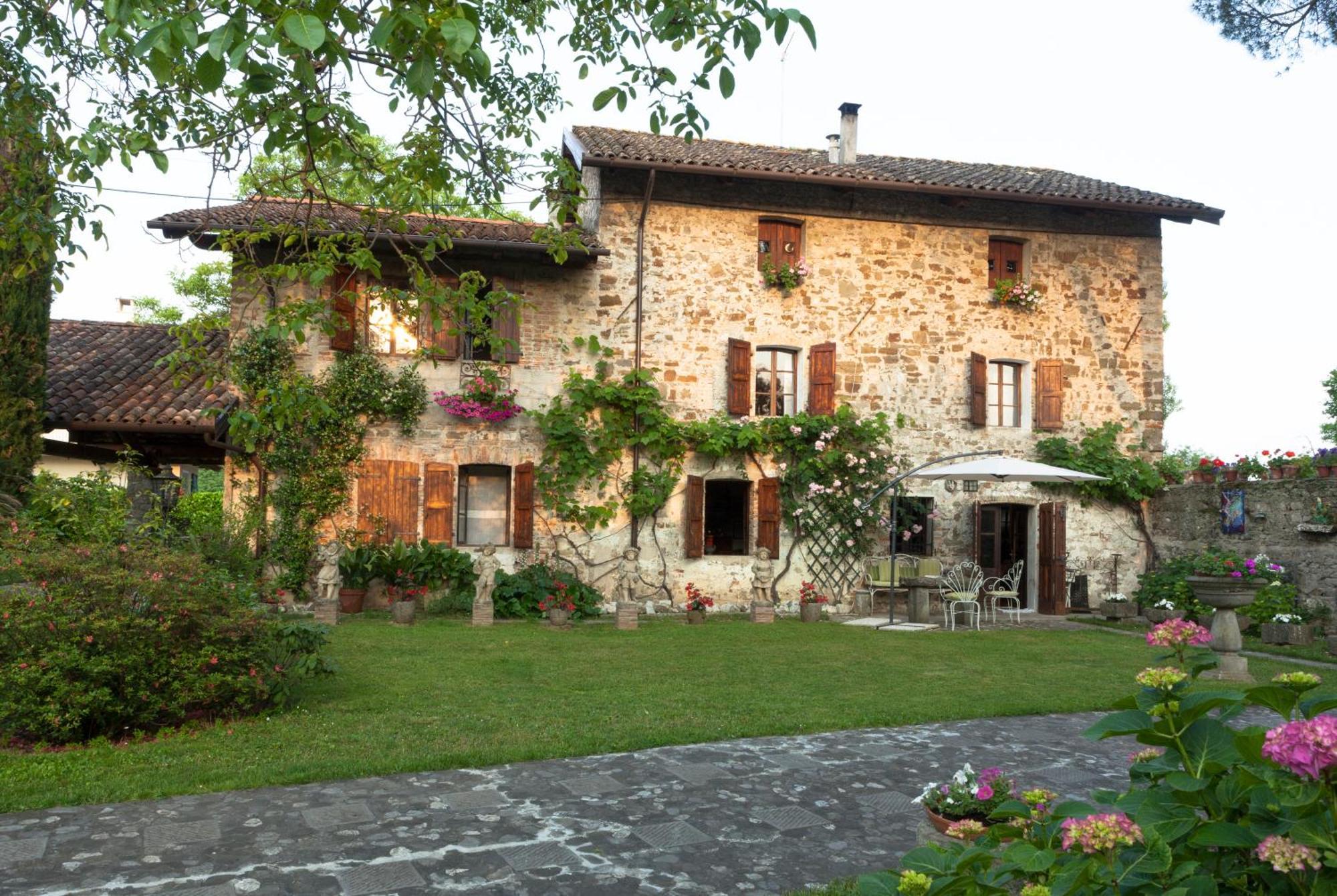 B&B La Casa Del Sole Manzano Eksteriør bilde