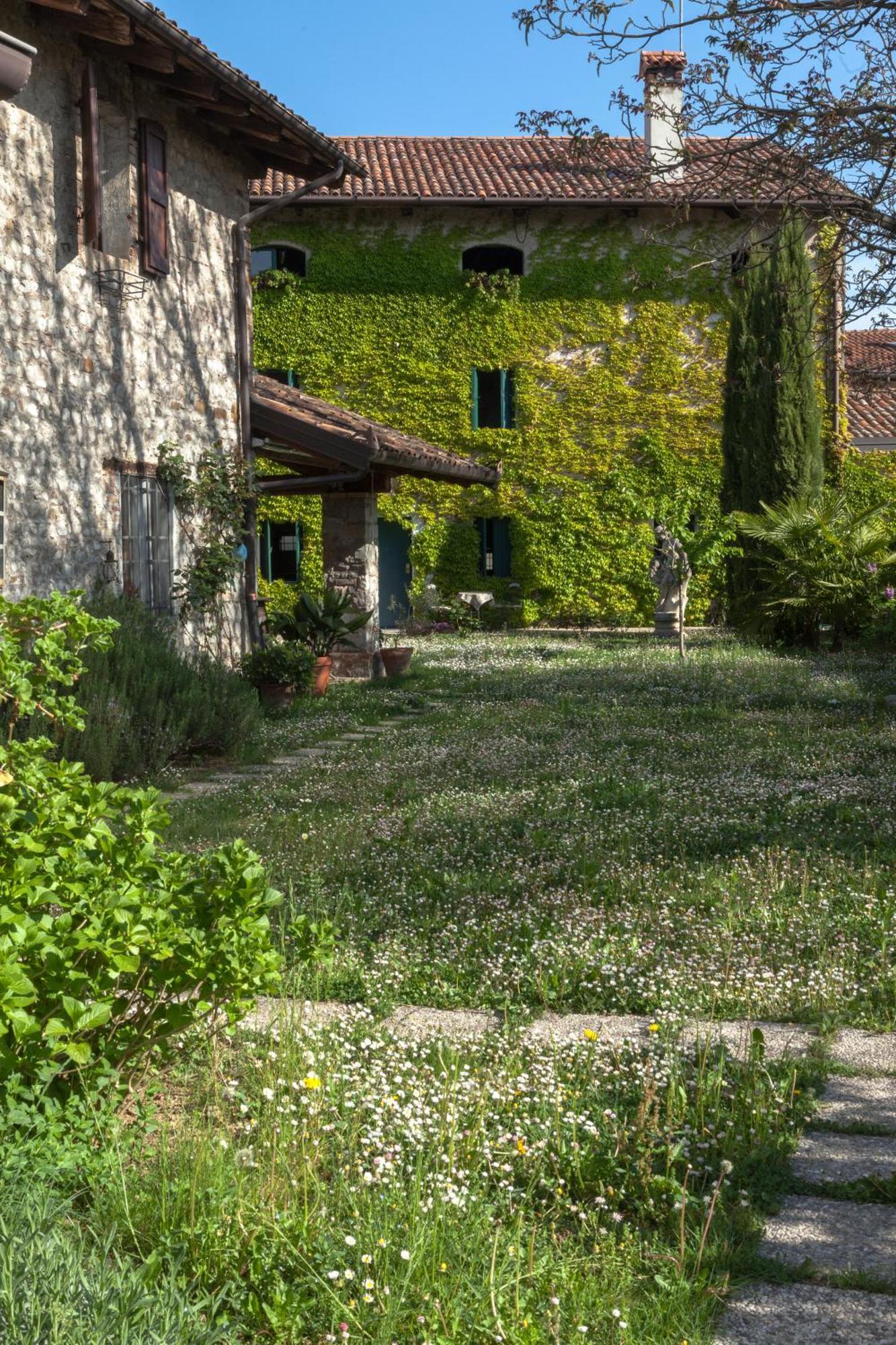 B&B La Casa Del Sole Manzano Eksteriør bilde